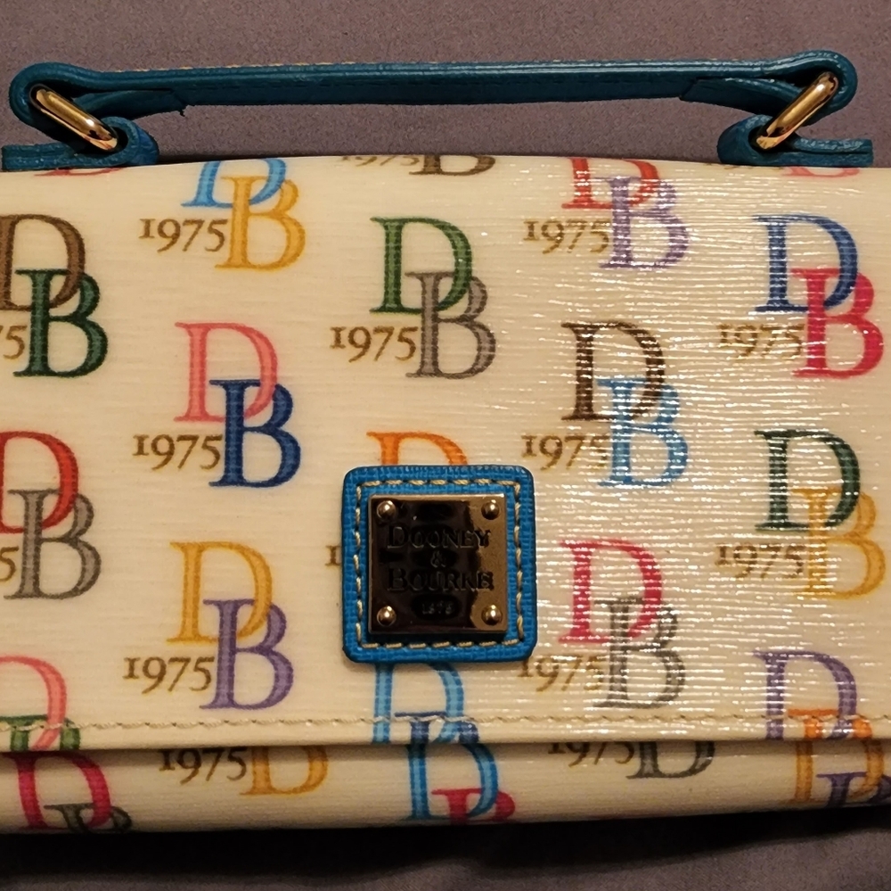 ***RARE*** Discontinued Dooney and Bourke White DB75 Wallet/Crossbody Purse